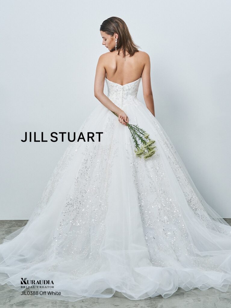 【JIL0388 オフホワイト】 ヴィンテージを感じるシルバーのビーディングが煌めく、JILL STUARTらしい王道プリンセスラインドレス。 上半身をすっきりと見せるデザイン切り替えの身頃と、たっぷりな蹴回しのスカートのバランスが美しく、上品な花嫁を演出します。