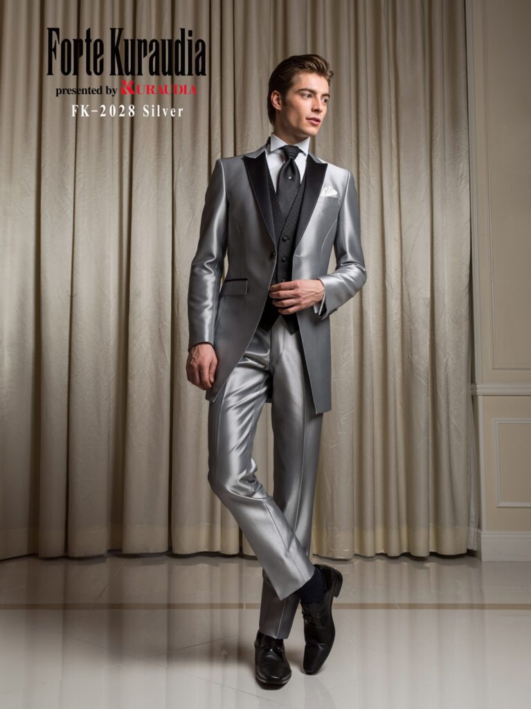 FK-2028(シルバー)| 拝絹地をあしらったラペルに配色でハンドステッチを効かせ、オーセンティックなディテールでまとめたロングタキシード。同一のカラートーンで統一されたスタイリングで、1着目の式服にふさわしい上品で格調高い印象に仕上げています。