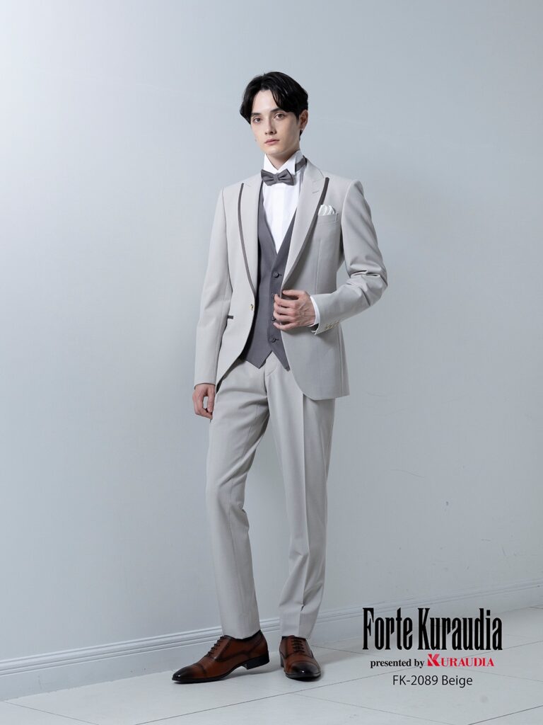 FK-2089(ベージュ)| 伸長回復率80%以上を誇る高ストレッチ性が特徴のモナルーチェを使用したシングル×1ツ釦、ピークドラペルのタキシードです。ラペルにはベスト地に合わせた同系色コントラストのサテンでトリミングを施し、フォーマル感を加味しています。