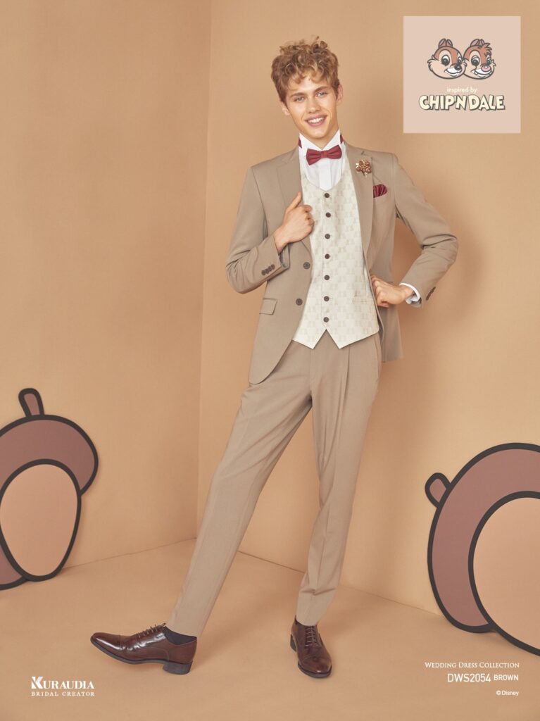 DWS2054(ブラウン)|「チップとデール」のカラーリングイメージをインスパイアしたシングル×2ツ釦、ノッチドラペルのタキシードです。後中心にはシマリスを表現する白×黒のストライプ状テープで切替えを施し、「チップとデール」の鼻色を表現した蝶タイ・チーフは赤とコゲ茶それぞれ2種類をセットしています。
