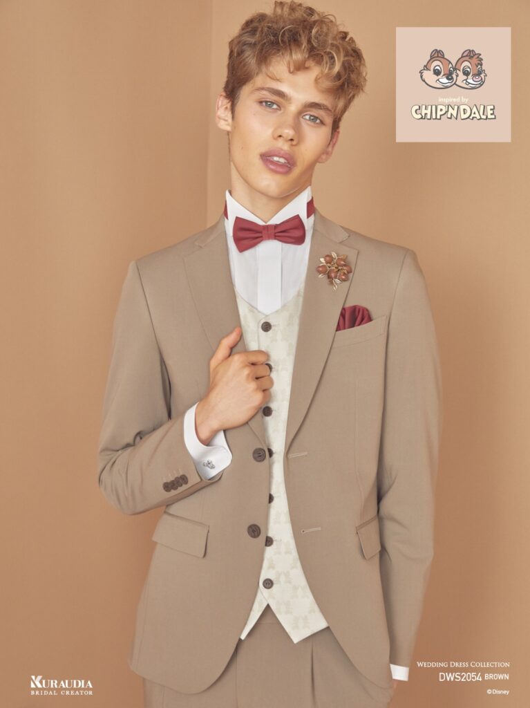 DWS2054(ブラウン)|「チップとデール」のカラーリングイメージをインスパイアしたシングル×2ツ釦、ノッチドラペルのタキシードです。後中心にはシマリスを表現する白×黒のストライプ状テープで切替えを施し、「チップとデール」の鼻色を表現した蝶タイ・チーフは赤とコゲ茶それぞれ2種類をセットしています。