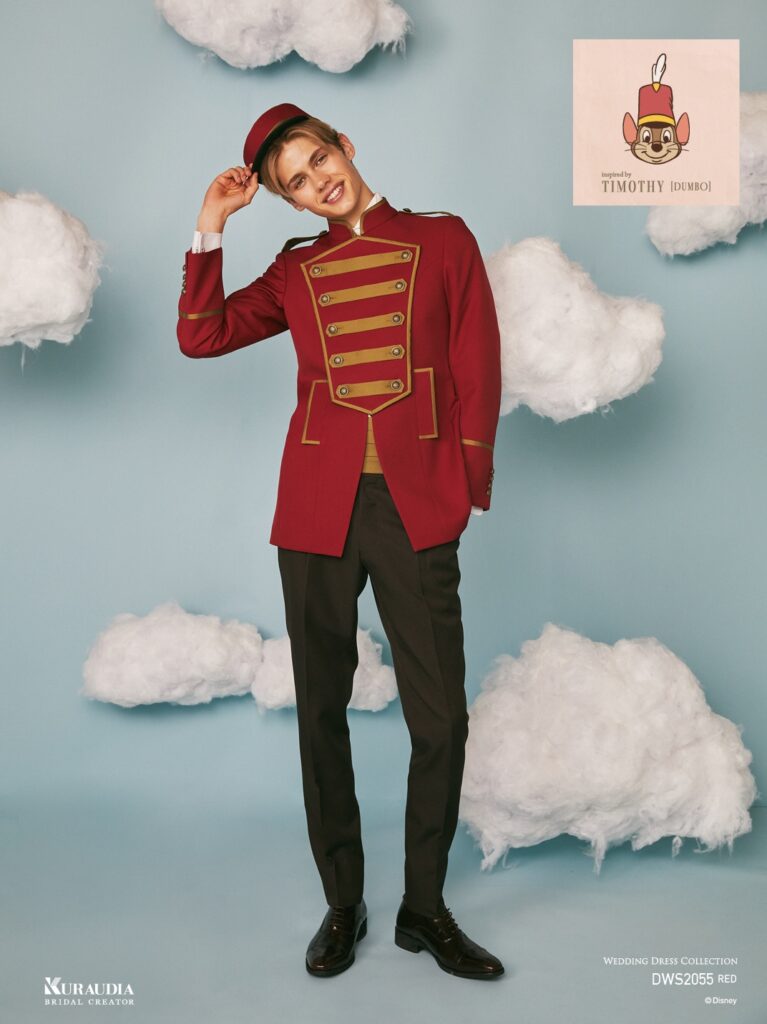 DWS2055(レッド)|「ダンボ」に登場する「ネズミのティモシー」のスタイリングイメージをインスパイアした、レッドベースにゴールドのトリミングを効かせたスタンドカラーのタキシードです。共生地の胸当てやゴールドのエポーレット&胸前のベルト、ブラウンのボトムなどよりキャラクターを彷彿とさせるディテールでまとめています。