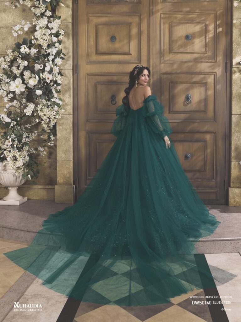 DWS0140 Blue Green 「Jasmine」| ブルーグリーンのチュールに、オリエンタルなゴールドのグリッターが煌めく、「ジャスミン」をインスパイアしたドレスです。インナーブラウスには、オリエンタルなビジュー刺繍をあしらい、「ジャスミン」らしい気品あふれる一着です。※袖は取り外し可能です。