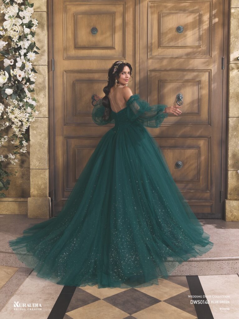 DWS0140 Blue Green 「Jasmine」| ブルーグリーンのチュールに、オリエンタルなゴールドのグリッターが煌めく、「ジャスミン」をインスパイアしたドレスです。インナーブラウスには、オリエンタルなビジュー刺繍をあしらい、「ジャスミン」らしい気品あふれる一着です。※袖は取り外し可能です。