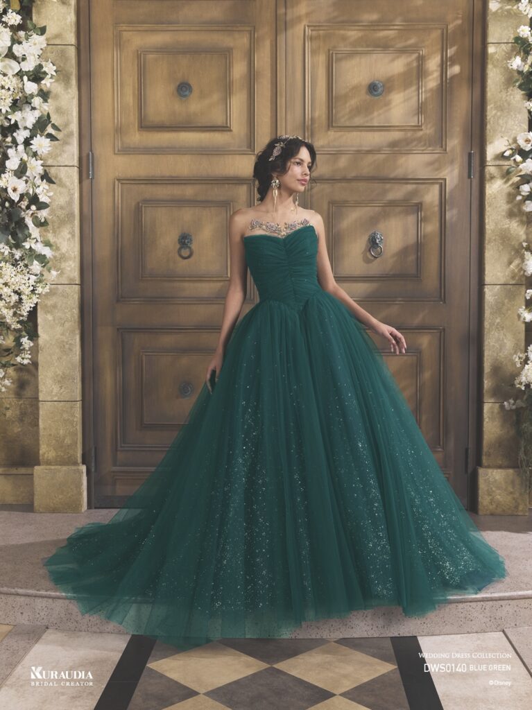 DWS0140 Blue Green 「Jasmine」| ブルーグリーンのチュールに、オリエンタルなゴールドのグリッターが煌めく、「ジャスミン」をインスパイアしたドレスです。インナーブラウスには、オリエンタルなビジュー刺繍をあしらい、「ジャスミン」らしい気品あふれる一着です。※袖は取り外し可能です。