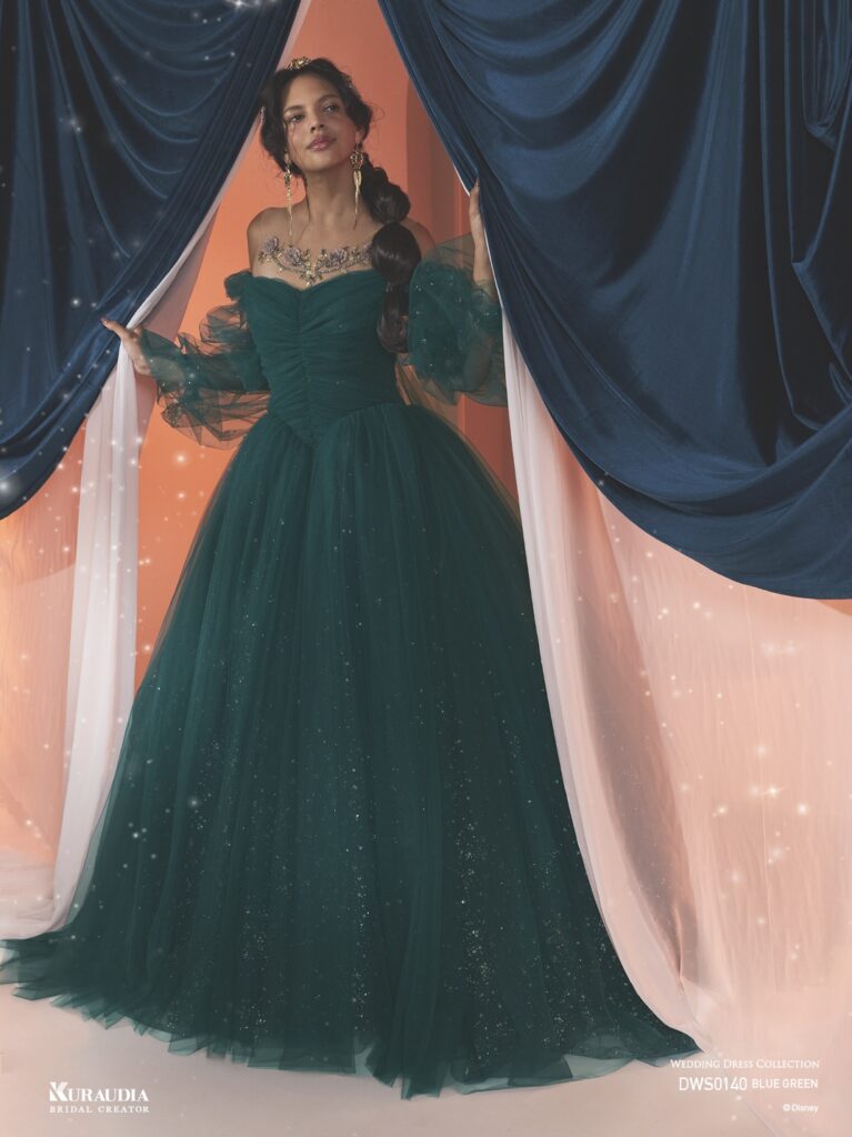 DWS0140 Blue Green 「Jasmine」| ブルーグリーンのチュールに、オリエンタルなゴールドのグリッターが煌めく、「ジャスミン」をインスパイアしたドレスです。インナーブラウスには、オリエンタルなビジュー刺繍をあしらい、「ジャスミン」らしい気品あふれる一着です。※袖は取り外し可能です。