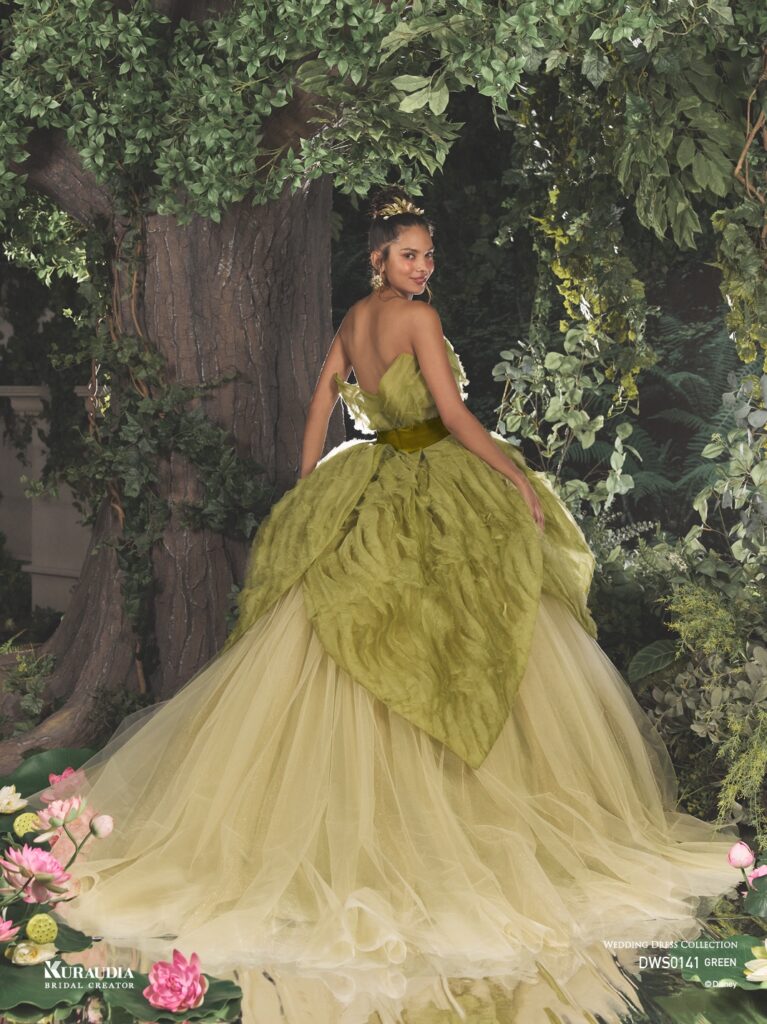 DWS0141 Green 「Tiana」| 「ティアナ」を象徴する花びらのディテールを、オーガンジーフリルの生地を使用して表現しています。繊細なゴールドのグリッターチュールが魔法の煌めきを表現し、ミカド素材のリボンが全体を引き締める優美な1着です。