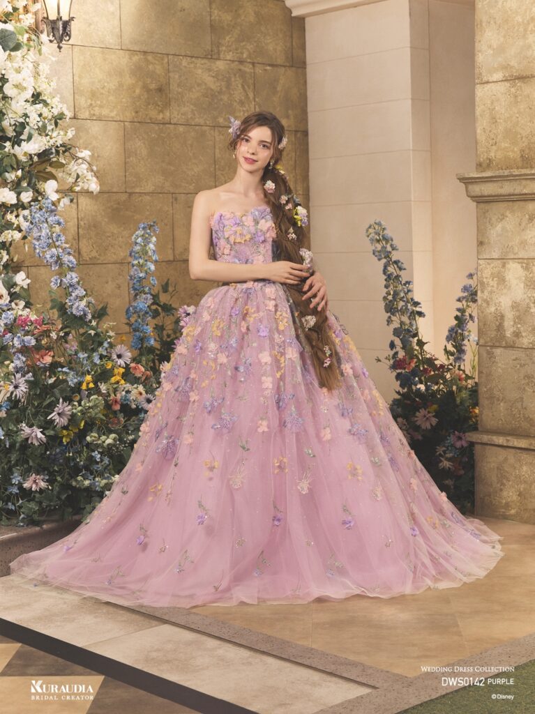 DWS0142 Purple 「Rapunzel」| 「ラプンツェル」らしいライトトーンのフラワーレースを全身に使用したスレンダードレスです。内側からはグリッターが光輝き、身頃の後は「ラプンツェル」からインスパイアされた編み上げデザインになっています。※袖は取り外し可能です。