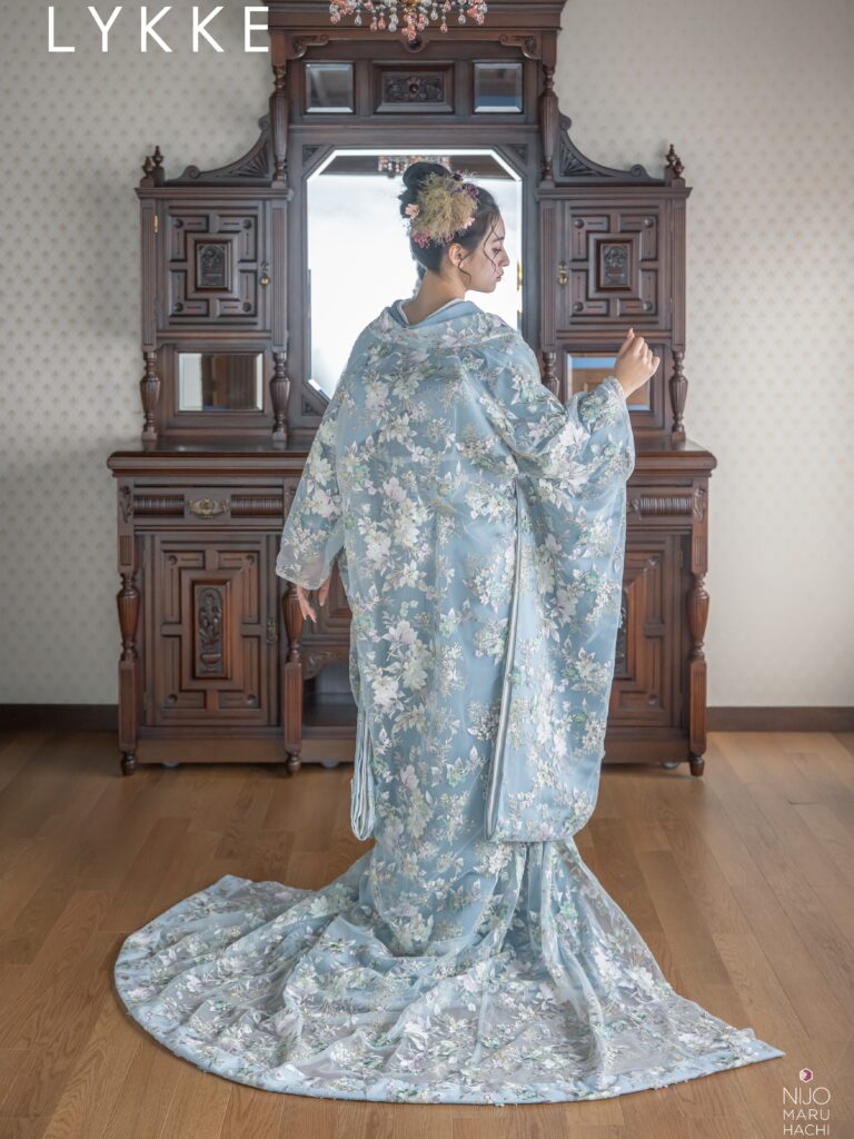 154-797N | ドレスのようにご着用いただけるレース打掛。裾の広がりが美しくなるシルエットが特徴です。