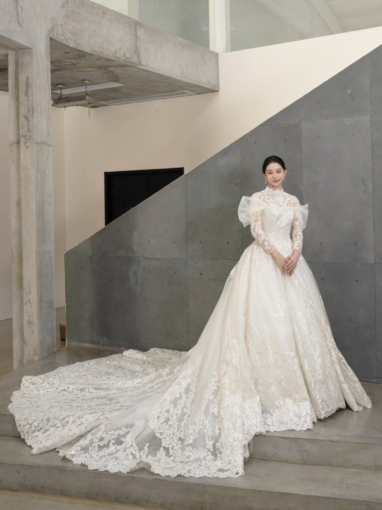 RF-058(アイボリー) | 透明感と絶妙なはり感が特徴のメッシュ素材にシルバー糸と細かいスパンコールが華やかに煌めくインパクトのあるレースを大胆にあしらった王道ドレス。スカートの奥にはさらにスパンコールの施されたグリッターチュールを仕込み、ドレス全体をこの上なくキラキラに演出します。オフショルダー、レース袖ネックモチーフの3種類を組み合わせてお召いただけます✨