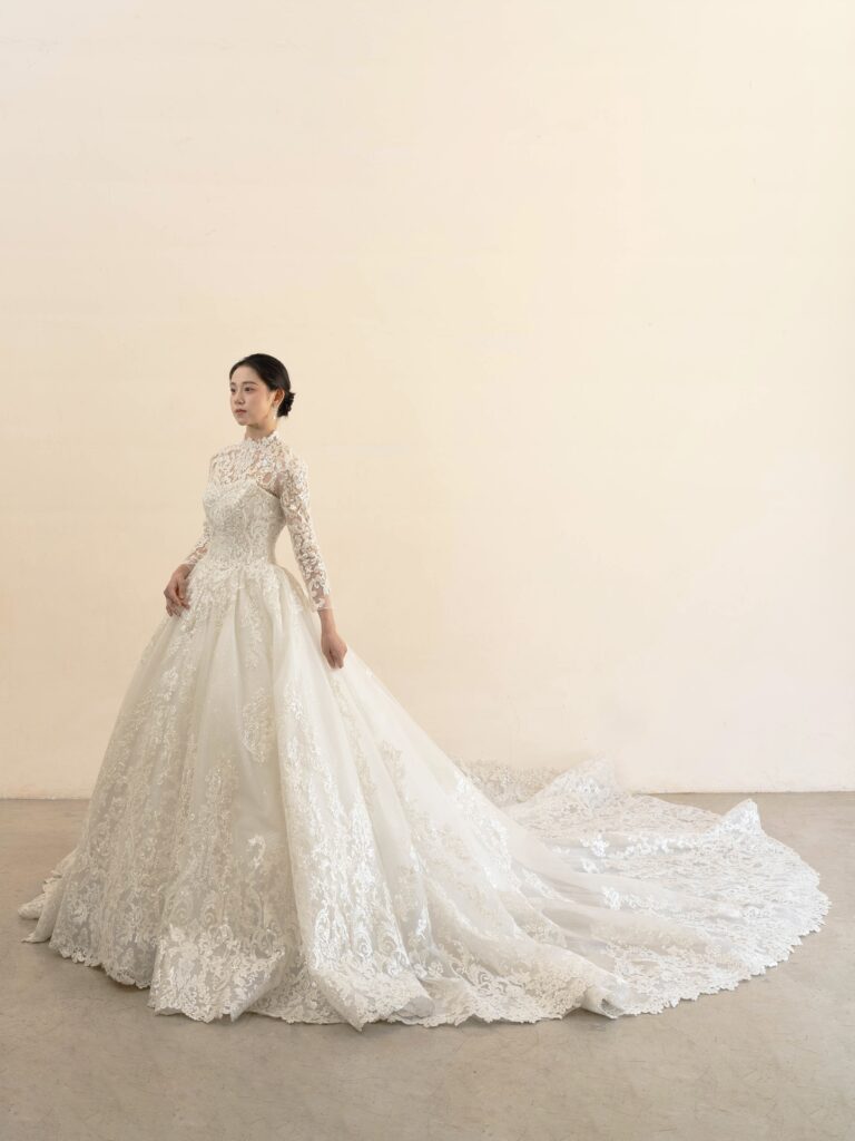 RF-058(アイボリー) | 透明感と絶妙なはり感が特徴のメッシュ素材にシルバー糸と細かいスパンコールが華やかに煌めくインパクトのあるレースを大胆にあしらった王道ドレス。スカートの奥にはさらにスパンコールの施されたグリッターチュールを仕込み、ドレス全体をこの上なくキラキラに演出します。オフショルダー、レース袖ネックモチーフの3種類を組み合わせてお召いただけます✨