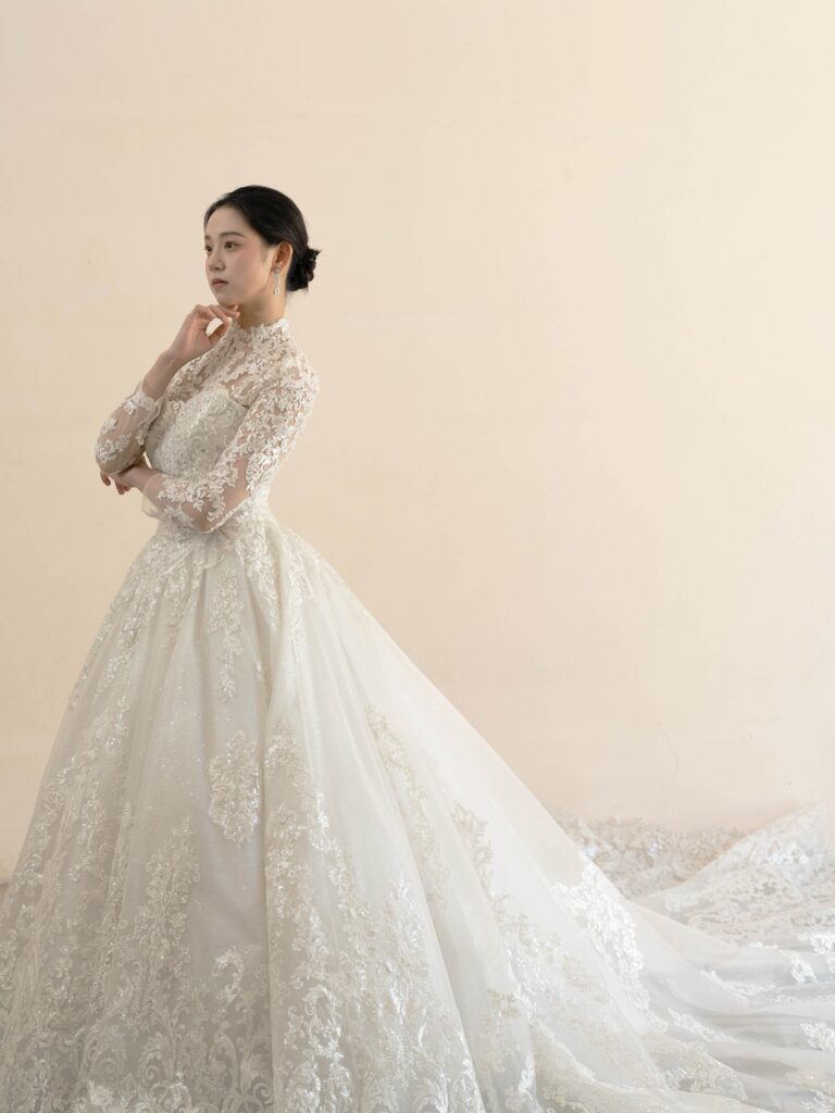 RF-058(アイボリー) | 透明感と絶妙なはり感が特徴のメッシュ素材にシルバー糸と細かいスパンコールが華やかに煌めくインパクトのあるレースを大胆にあしらった王道ドレス。スカートの奥にはさらにスパンコールの施されたグリッターチュールを仕込み、ドレス全体をこの上なくキラキラに演出します。オフショルダー、レース袖ネックモチーフの3種類を組み合わせてお召いただけます✨