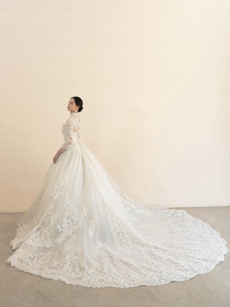 RF-058(アイボリー) | 透明感と絶妙なはり感が特徴のメッシュ素材にシルバー糸と細かいスパンコールが華やかに煌めくインパクトのあるレースを大胆にあしらった王道ドレス。スカートの奥にはさらにスパンコールの施されたグリッターチュールを仕込み、ドレス全体をこの上なくキラキラに演出します。オフショルダー、レース袖ネックモチーフの3種類を組み合わせてお召いただけます✨