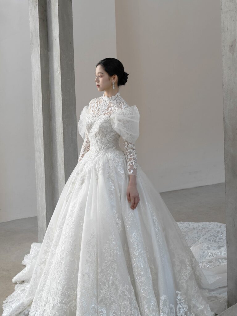 RF-058(アイボリー) | 透明感と絶妙なはり感が特徴のメッシュ素材にシルバー糸と細かいスパンコールが華やかに煌めくインパクトのあるレースを大胆にあしらった王道ドレス。スカートの奥にはさらにスパンコールの施されたグリッターチュールを仕込み、ドレス全体をこの上なくキラキラに演出します。オフショルダー、レース袖ネックモチーフの3種類を組み合わせてお召いただけます✨