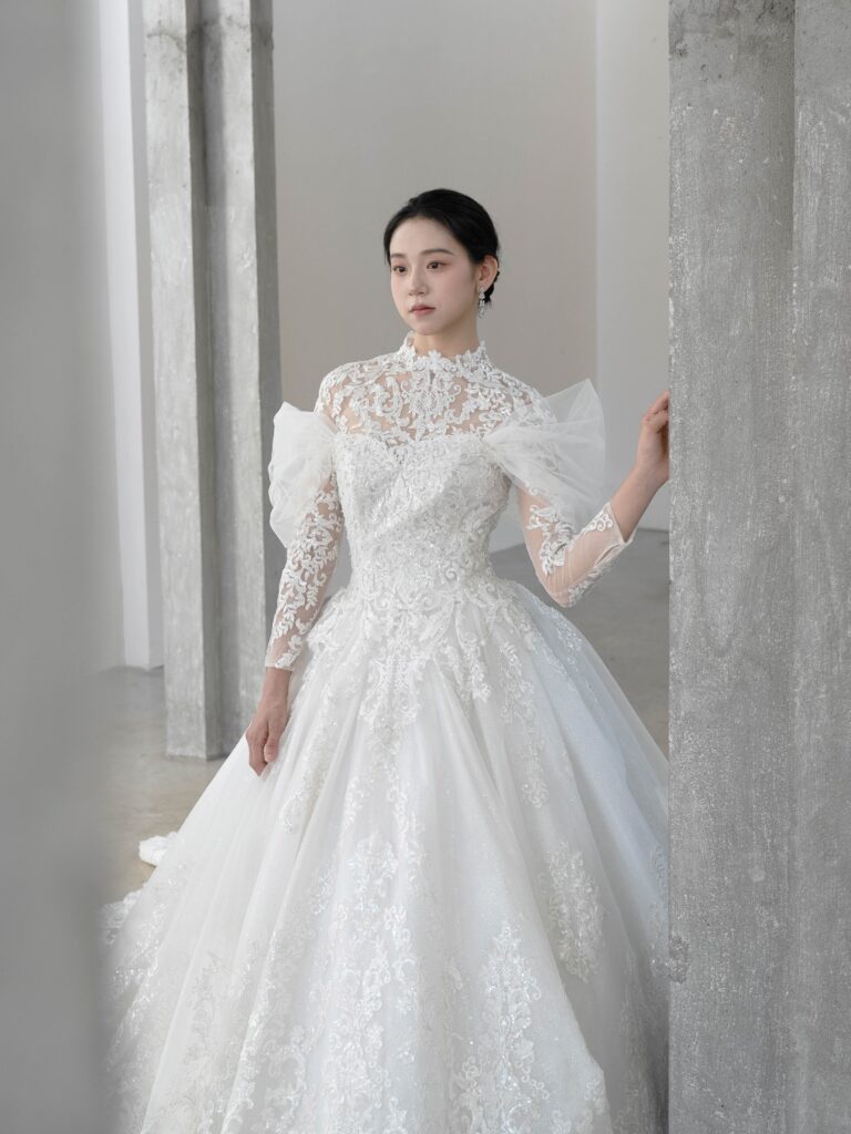 RF-058(アイボリー) | 透明感と絶妙なはり感が特徴のメッシュ素材にシルバー糸と細かいスパンコールが華やかに煌めくインパクトのあるレースを大胆にあしらった王道ドレス。スカートの奥にはさらにスパンコールの施されたグリッターチュールを仕込み、ドレス全体をこの上なくキラキラに演出します。オフショルダー、レース袖ネックモチーフの3種類を組み合わせてお召いただけます✨