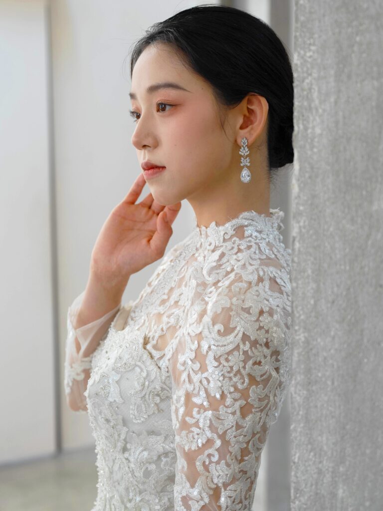 RF-058(アイボリー) | 透明感と絶妙なはり感が特徴のメッシュ素材にシルバー糸と細かいスパンコールが華やかに煌めくインパクトのあるレースを大胆にあしらった王道ドレス。スカートの奥にはさらにスパンコールの施されたグリッターチュールを仕込み、ドレス全体をこの上なくキラキラに演出します。オフショルダー、レース袖ネックモチーフの3種類を組み合わせてお召いただけます✨