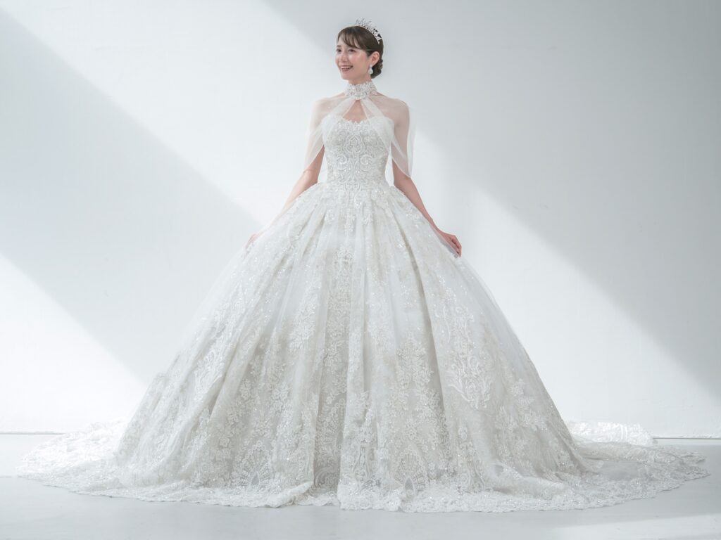 RF-059(アイボリー) | アトリエエム45周年記念ドレスの「Celeste(セレステ)」はアニバーサリードレスにふさわしい圧巻のウェディングドレス。トレーンの長さは圧倒的なロングトレーン、お袖やチョーカーは何通りも変更可。ハンドメイド刺繍にこだわり、異なる2種類エンブロイダリーレースを贅沢に重ね総レースのように仕立ててあります。スパンコールチュール、グリッターチュール、最後にクリスタルビーズを含めた刺繍はドレス全体が宝石のように輝きます✨