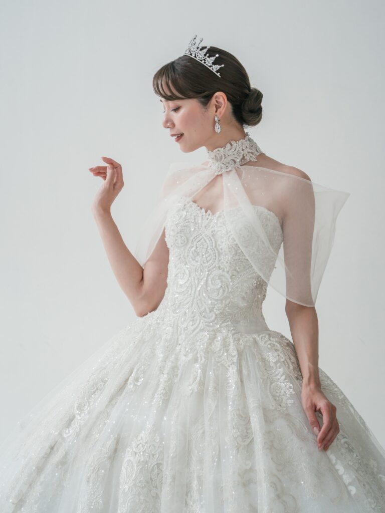 RF-059(アイボリー) | アトリエエム45周年記念ドレスの「Celeste(セレステ)」はアニバーサリードレスにふさわしい圧巻のウェディングドレス。トレーンの長さは圧倒的なロングトレーン、お袖やチョーカーは何通りも変更可。ハンドメイド刺繍にこだわり、異なる2種類エンブロイダリーレースを贅沢に重ね総レースのように仕立ててあります。スパンコールチュール、グリッターチュール、最後にクリスタルビーズを含めた刺繍はドレス全体が宝石のように輝きます✨