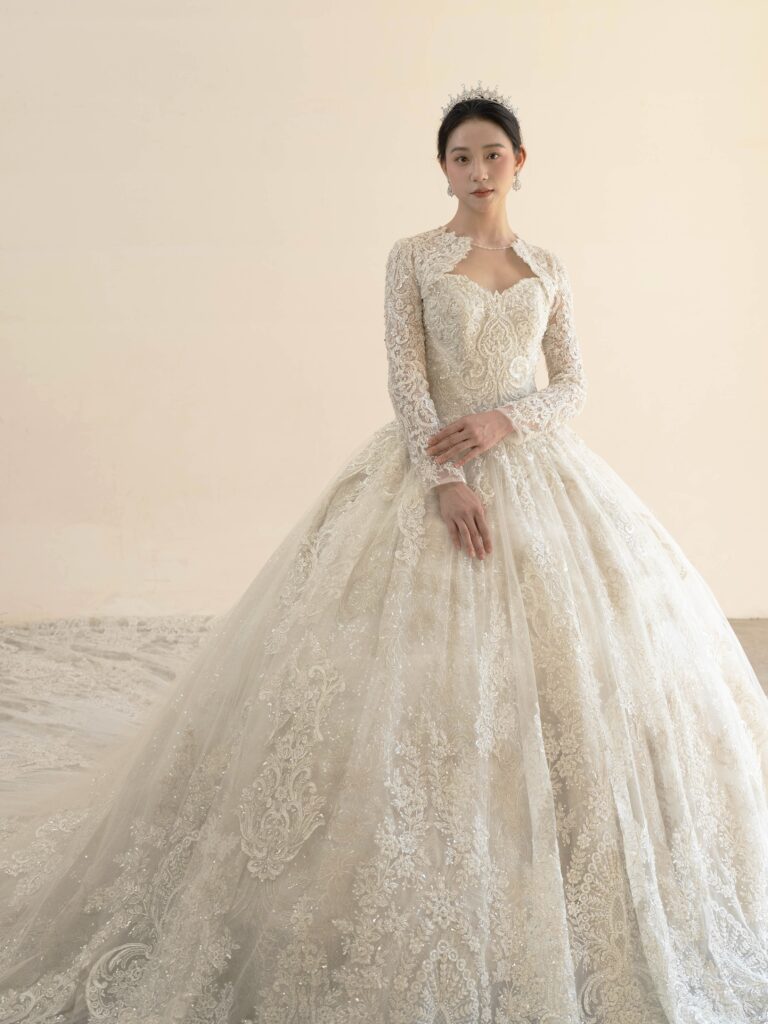 RF-059(アイボリー) | アトリエエム45周年記念ドレスの「Celeste(セレステ)」はアニバーサリードレスにふさわしい圧巻のウェディングドレス。トレーンの長さは圧倒的なロングトレーン、お袖やチョーカーは何通りも変更可。ハンドメイド刺繍にこだわり、異なる2種類エンブロイダリーレースを贅沢に重ね総レースのように仕立ててあります。スパンコールチュール、グリッターチュール、最後にクリスタルビーズを含めた刺繍はドレス全体が宝石のように輝きます✨