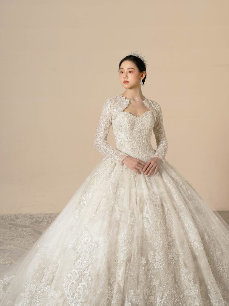 RF-059(アイボリー) | アトリエエム45周年記念ドレスの「Celeste(セレステ)」はアニバーサリードレスにふさわしい圧巻のウェディングドレス。トレーンの長さは圧倒的なロングトレーン、お袖やチョーカーは何通りも変更可。ハンドメイド刺繍にこだわり、異なる2種類エンブロイダリーレースを贅沢に重ね総レースのように仕立ててあります。スパンコールチュール、グリッターチュール、最後にクリスタルビーズを含めた刺繍はドレス全体が宝石のように輝きます✨