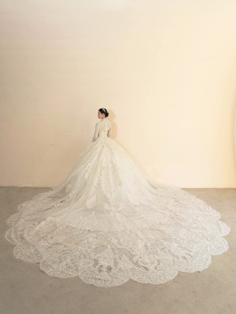 RF-059(アイボリー) | アトリエエム45周年記念ドレスの「Celeste(セレステ)」はアニバーサリードレスにふさわしい圧巻のウェディングドレス。トレーンの長さは圧倒的なロングトレーン、お袖やチョーカーは何通りも変更可。ハンドメイド刺繍にこだわり、異なる2種類エンブロイダリーレースを贅沢に重ね総レースのように仕立ててあります。スパンコールチュール、グリッターチュール、最後にクリスタルビーズを含めた刺繍はドレス全体が宝石のように輝きます✨