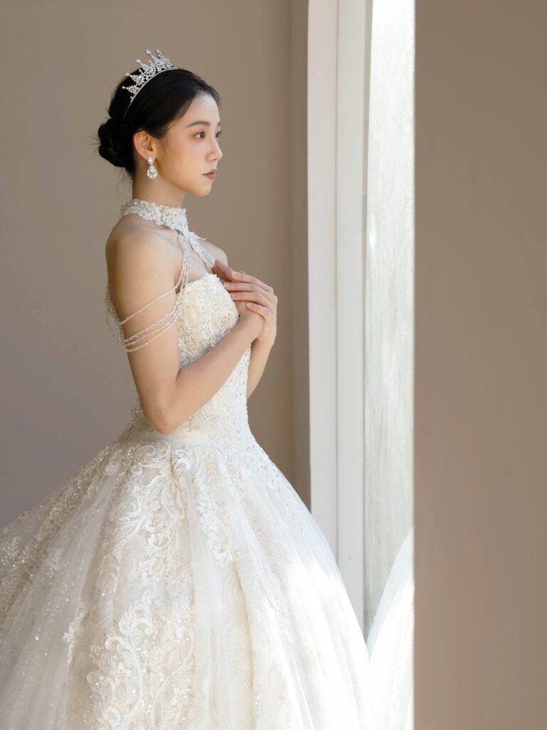 RF-059(アイボリー) | アトリエエム45周年記念ドレスの「Celeste(セレステ)」はアニバーサリードレスにふさわしい圧巻のウェディングドレス。トレーンの長さは圧倒的なロングトレーン、お袖やチョーカーは何通りも変更可。ハンドメイド刺繍にこだわり、異なる2種類エンブロイダリーレースを贅沢に重ね総レースのように仕立ててあります。スパンコールチュール、グリッターチュール、最後にクリスタルビーズを含めた刺繍はドレス全体が宝石のように輝きます✨